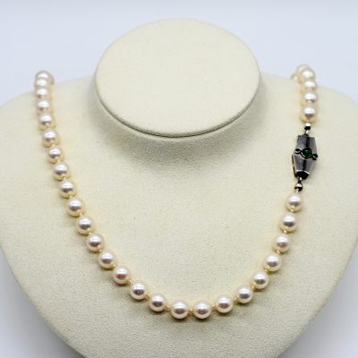Los Nr. 032 Akoya-Perlenkette mit weißgoldener Schließe und 3 Smaragd-Cabochons, 60er Jahre