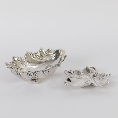 Los Nr. 320 Zwei verschiedene Blattschalen, 20. Jahrhundert