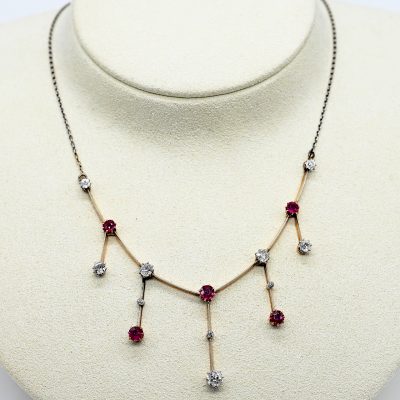 Los Nr. 033 Antikes Collier mit 5 Rubinen, 7 Altschliff-Diamanten und 3 Melée-Diamanten, um 1900, und Collier-Ansatzkette, 20. Jh.