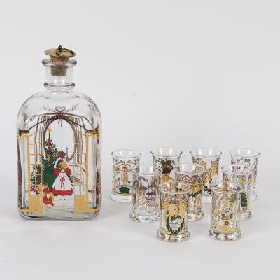 Los Nr. 333 Weihnachtsflasche „Juleflaske“ / Schnapsflasche mit Stöpsel und 9 Stamper, Holmegaard, Dänemark, 1990