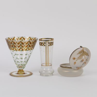 Los Nr. 339 Drei verschiedene handbemalte Glasobjekte, u. a. Glasfachschule Haida und Johann Oertel & Co., Haida, um 1900