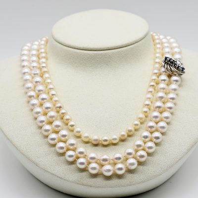 Los Nr. 036 Lange und kurze Akoya-Perlenkette mit je einem weißgoldenem Kettenclip und einem silbernen Schloss, 20. Jahrhundert