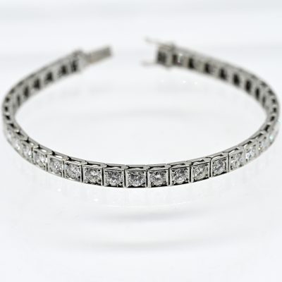 Los Nr. 037 Tennisarmband mit 38 Brillanten, zus. ca. 5,5 ct, 80- er Jahre