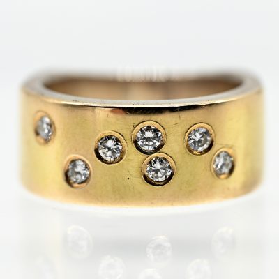 Los Nr. 038 Breiter, massiver Ring mit 7 Brillanten, zus. ca. 0,28 ct, Goldschmiedearbeit NM, Hamburg, 21. Jh.