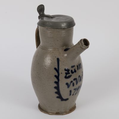 Los Nr. 386 Fayencekrug mit Devise, 18. Jahrhundert
