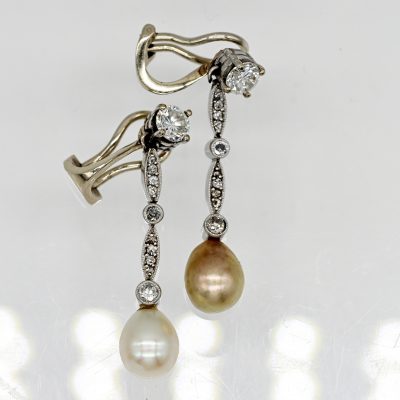 Los Nr. 004 Paar Ohrgehänge mit 2 farbigen Perlen (wohl Orientperlen) und Altschliff-Diamanten, 1. H. 20. Jh. und Clipmechanik, Ende 20. Jh.