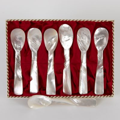 Los Nr. 400 Sieben Perlmuttlöffel, 20. Jahrhundert