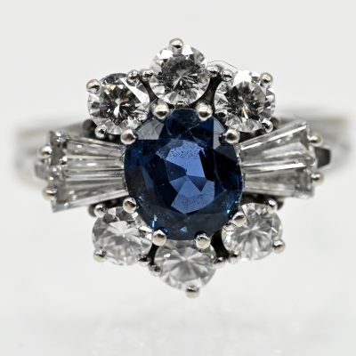 Los Nr. 042 Prunkvoller Ring mit Saphir ca. 1,51 ct; 6 Brillanten, zus. ca. 0,8 ct und 4 Diamant zus. ca. 0,2 ct, 70- er Jahre