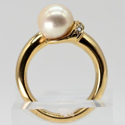 Los Nr. 047 Ring mit Akoya Perle und 5 kleinen Diamanten, zus. ca. 0,08 ct, 90er Jahre