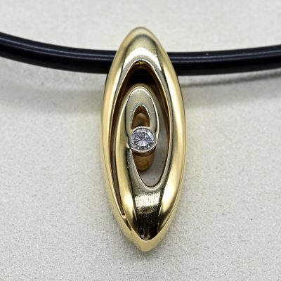 Los Nr. 048 Anhänger mit 1 Brillanten ca. 0,25 ct, schwarzes Kautschuk Collier mit goldenem Schloss, Juwelier Weiss, 1997