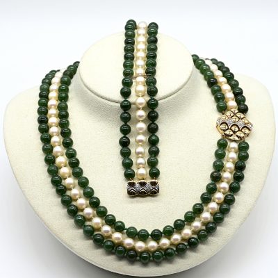 Los Nr. 050 3-rhg. Collier und 3-rhg. Armband mit jeweils 2 Jadekugelsträngen und 1 Perlstang, goldene Schlösser mit kleinem Diamantenbesatz, 90- er Jahre