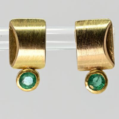 Los Nr. 051 Paar Ohrstecker mit Smaragd, moderne Goldschmiedearbeit NM, 21. Jh.