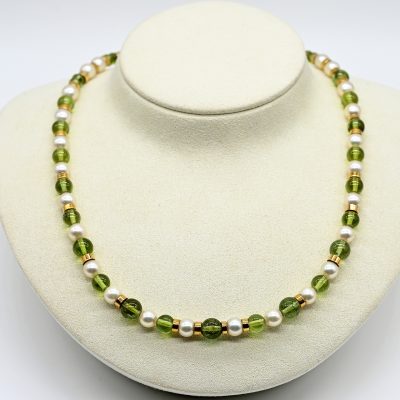 Los Nr. 052 Collier mit Akoya Perlen, Olivin Peridot Kugeln und goldenen Zwischengliedern, 90- er Jahre