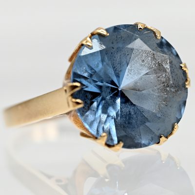 Los Nr. 061 Goldener Ring mit hellblauem Farbstein, Goldschmiedearbeit, 1960er Jahre