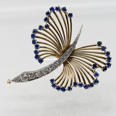 Los Nr. 066 Brosche mit 33 hochfeinen Saphiren und 15 Altschliff-Diamanten, zus. ca. 0,5 ct, Juwelierarbeit, 1970er Jahre