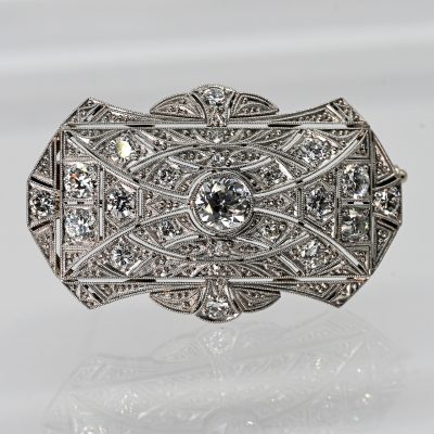 Los Nr. 067 Brosche mit reichhaltigem Diamantenbesatz in verschiedenen Schliffformen, zus. ca. 2,3 ct, im Art Déco Stil