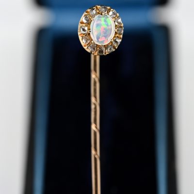 Los Nr. 069 Krawattennadel mit Opal-Cabochon und 12 kleinen Diamantrosen, um 1900