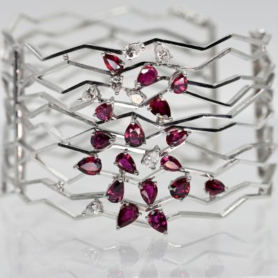 Los Nr. 073 Breiter Armreifen mit 17 hochwertigen Rubinen, zus. ca. 5,5 ct, und 7 Diamanten, zus. ca. 0,9 ct, Gerhard Gülzau, Plön, 80er Jahre