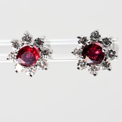 Los Nr. 074 Paar Ohrstecker mit 2 hochwertigen Rubinen, zus. ca. 1 ct, und 16 Brillanten, zus. ca. 0,8 ct, 80er Jahre