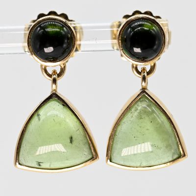 Los Nr. 080 Paar Ohrgehänge mit Turmalin-Cabochons in 2 Farbvarietäten, moderne Goldschmiedearbeit NM, 21. Jh.