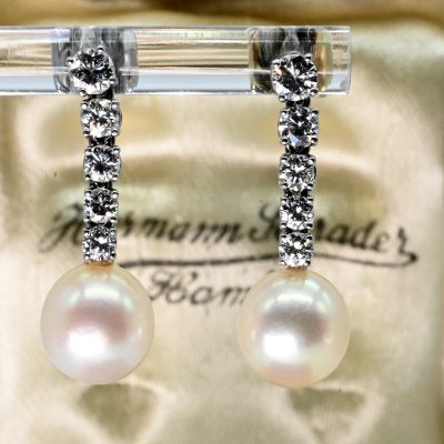 Los Nr. 086 Paar Ohrgehänge mit jeweils 5 Brillanten, zus. ca. 0,8 ct, und Perle, wohl Orientperle, 70er Jahre