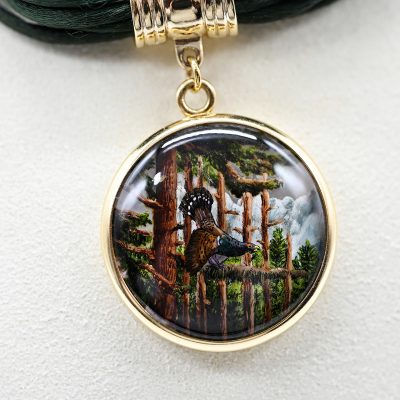 Los Nr. 088 Goldanhänger mit Bergkristall-Cabochon, Perlmutt und feiner polychrome Handmalerei, Frankreich, an Collier aus Textilsträngen, Frey Wille, 80er Jahre