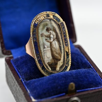 Los Nr. 008 Antiker Ring mit Miniaturmalerei mit Devise, in Gold und Emaille konturiert, 19. Jh.