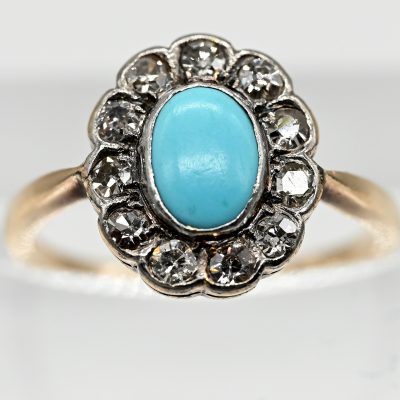 Los Nr. 091 Ring mit Türkis-Cabochon und 11 Altschliff-Diamanten, zus. ca. 0,3 ct, 19. und 20. Jh.