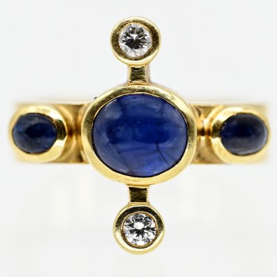 Los Nr. 102 Ring mit 3 Saphir-Cabochons und 2 Brillanten, zus. ca. 0,2 ct, Goldschmiedearbeit, 90er Jahre