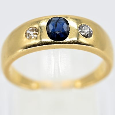 Los Nr. 103 Bandring mit Saphir und 2 Altschliff-Diamanten, zus. ca. 0,20 ct, Goldschmiedearbeit, 90er Jahre