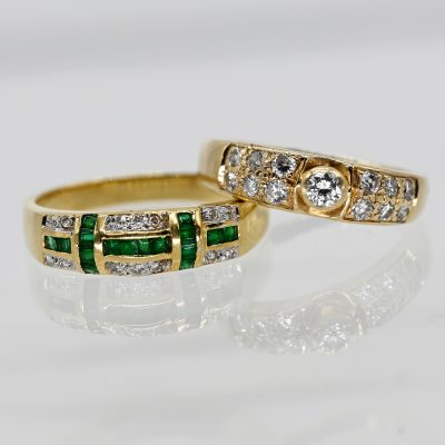 Los Nr. 119 2 verschiedene Ringe mit kleinen Smaragd-Carrées, Brillanten, Melée-Diamanten, 80er Jahre