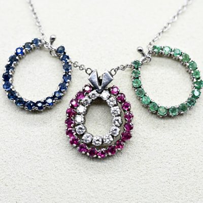 Los Nr. 122 Anhänger: variablen, austauschbaren Ösen mit Saphir-, Rubin-, Smaragd- und Diamantenbesatz, feine Collierkette, 70er Jahre