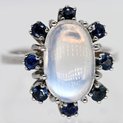 Los Nr. 124 Ring mit Mondstein-Cabochon und 8 Saphiren, 80er Jahre