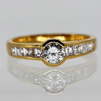 Los Nr. 126 Solitärring mit Brillant, ca. 0,38 ct, und 8 Diamantcarrees, Juwelierarbeit, 1980er Jahre