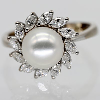 Los Nr. 128 Ring mit Akoya-Perle und 12 Diamant-Navettes, zus. ca. 0,9 ct, Juwelier Albers, Hamburg, 80er Jahre