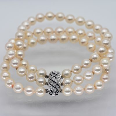 Los Nr. 129 3-reihiges Akoya-Perlenarmband mit diamantbesetzter Schließe, 70er Jahre