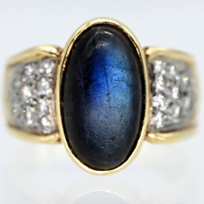 Los Nr. 013 Bandring mit Labradorit und 18 Brillanten, zus. ca. 0,4 ct, 90er Jahre