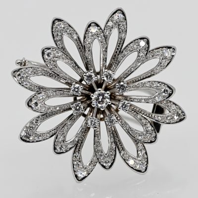 Los Nr. 131 Blütenbrosche mit reichhaltigem Brillantenbesatz, zus. ca. 1,8 ct, Juwelierarbeit, 80er Jahre