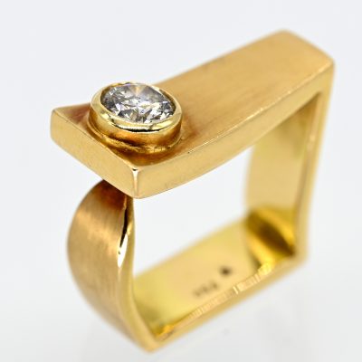 Los Nr. 132 Avantgardistischer Ring mit Brillant ca. 1 ct, Goldschmiedearbeit, Hamburg, Valérie Schwarzkopf, 21. Jh.