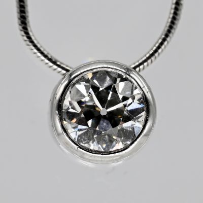 Los Nr. 133 Solitäranhänger mit Altschliff-Diamant ca. 1 ct und feiner Schlangenkette, 21. Jh.