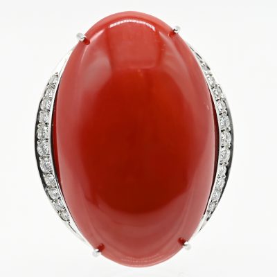 Los Nr. 138 Großer Anhänger mit Korallen-Cabochon und 22 Brillanten, zus. ca. 0,5 ct, 21. Jh.