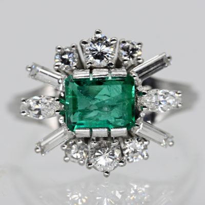 Los Nr. 139 Cocktailring mit Smaragd ca. 1,2 ct, Diamant- und Brillantbesatz, zus. ca. 1 ct, 80er Jahre