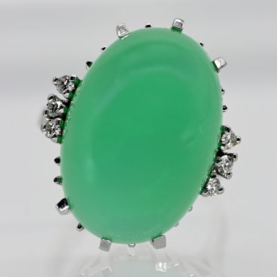 Los Nr. 140 Ring mit Chrysopras-Cabochon und 6 Brillanten, zus. ca. 0,3 ct, 21. Jh.