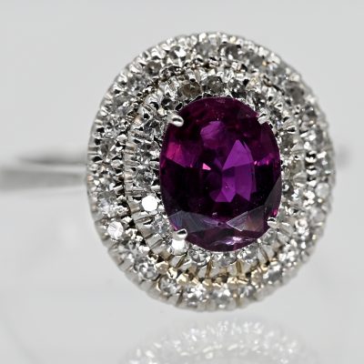 Los Nr. 142 Ring mit Rubin und ca. 48 Melée-Diamanten, zus. ca. 0,56 ct, 80er Jahre