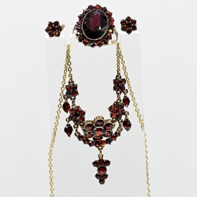 Los Nr. 144 3-teiliges Schmuckset mit Granatsteinbesatz, 20. Jahrhundert