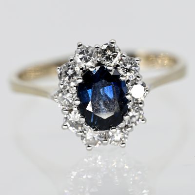 Los Nr. 146 Ring mit blauer Farbstein und 10 Brillanten, zus. ca. 0,7 ct, 80er Jahre
