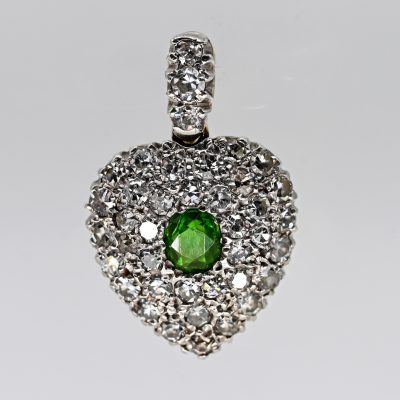 Los Nr. 147 Herzanhänger mit grünem Farbstein und ca. 40 kleinen Diamanten, zus. ca. 1,2 ct, 1. Hälfte 20. Jh.