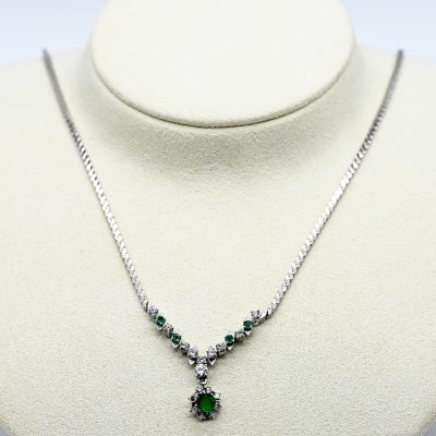 Los Nr. 149 Collier mit 1 Smaragd-Triplette, 4 Smaragden & 18 Brillanten, zus. ca. 0,6 ct, 80er Jahre