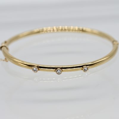 Los Nr. 153 “Armreifen mit 3 Brillanten, zus. ca. 0,21 ct 20. Jh.”