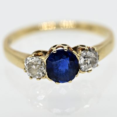 Los Nr. 162 Ring mit Saphir und 2 Altschliff-Diamanten, zus. ca. 0,4 ct, 1. Hälfte 20. Jh.